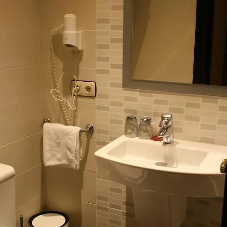 洛斯莫利诺斯酒店 *